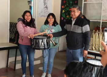Entregan equipo para banda de guerra en la Normal Superior de Xicotepec