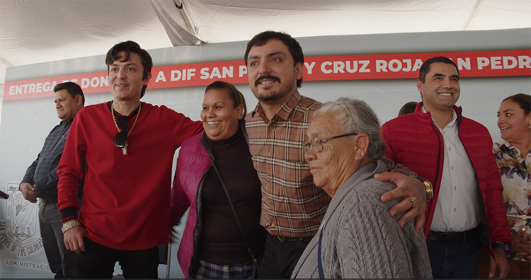 Los Dos Carnales siempre ayudando a los demás