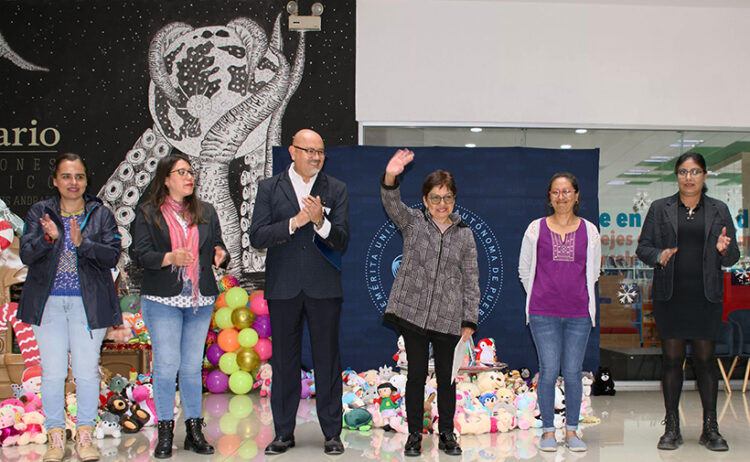 La Rectora María Lilia Cedillo Ramírez entregó lo recaudado en la campaña “Dona un Peluche 2023”