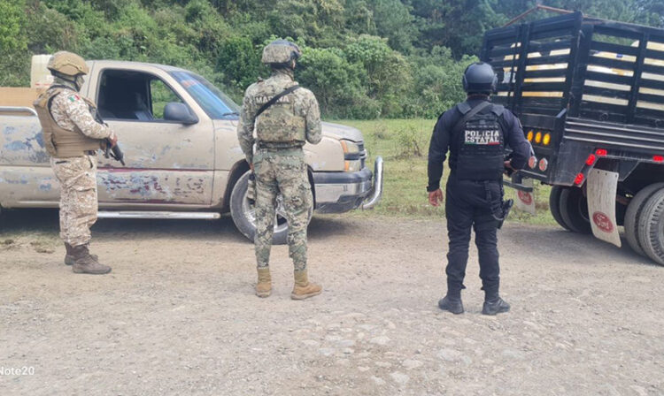 Aseguran SSP y SEMAR tres camionetas utilizadas para transportar combustible presuntamente robado