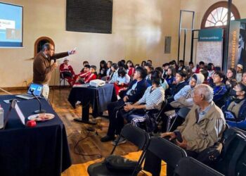 Promueve gobierno estatal la ciencia mediante conferencias