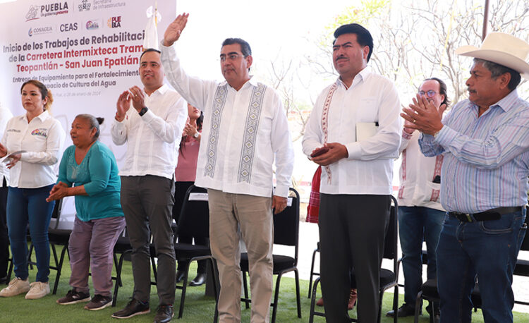 Sergio Salomón presidió el inicio de la rehabilitación de la carretera intermixteca 