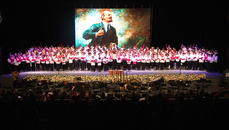 Coro monumental hizo vibrar al Auditorio Metropolitano