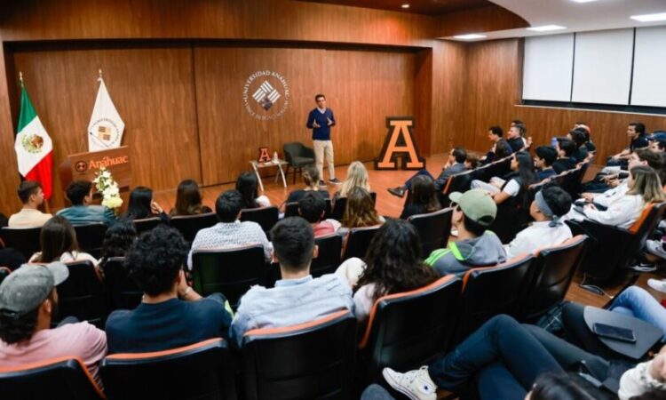 Viviendo el deporte olímpico; el jinete Nicolás Pizarro comparte con estudiantes de la Anáhuac Puebla