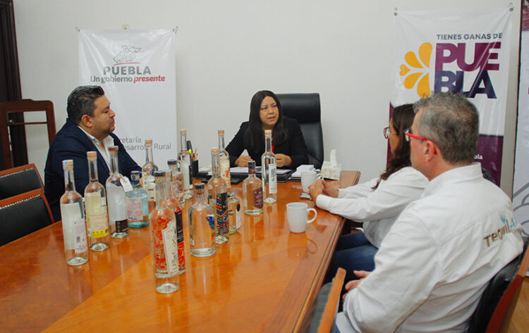 Promueve gobierno de Puebla exportación de mezcal a Canadá