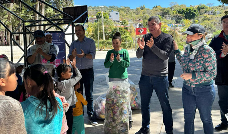 Regidores poblanos entregan juguetes para ayudar a los Reyes Magos