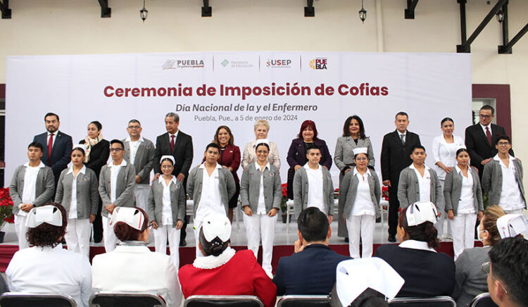 Entrega Secretaría de Educación cofias y distintivos a estudiantes de la Universidad de la Salud