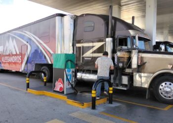 Está en la frontera la caravana que transporta los autos de Nascar México a los Ángeles