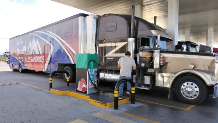 Está en la frontera la caravana que transporta los autos de Nascar México a los Ángeles