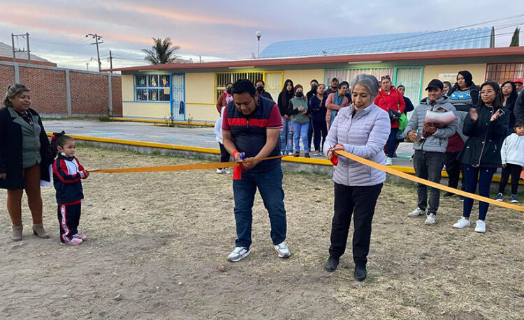 Inauguran juegos infantiles en jardín de niños