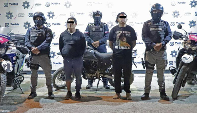Tras persecución, policía municipal de Puebla detiene a dos sujetos por robo a gasolinera