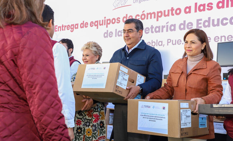 Con entrega de equipo de cómputo, Sergio Salomón renueva el servicio público