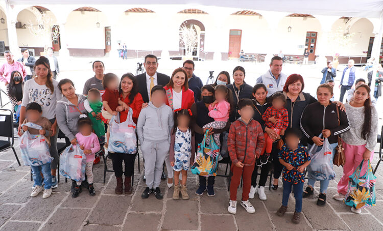 Entregan Sergio Salomón y Gaby Bonilla dispositivos de conducción ósea a infantes