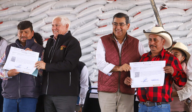 En Tepeaca, gobiernos federal y de Puebla inician programa de entrega de fertilizante