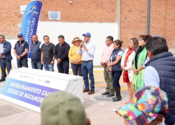 Entrega Mundo Tlatehui adoquinamiento de calle Izúcar de Matamoros en San Francisco Acatepec