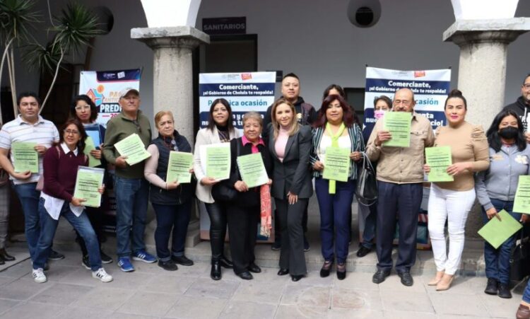 Paola Angon entrega 30 licencias más a comercios que aprovechan el 85% de descuento al regularizarse