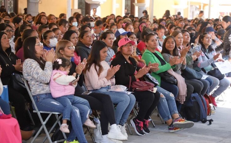 Entrega Mundo Tlatehui mil apoyos del programa «Mujeres Trabajadoras con Futuro»