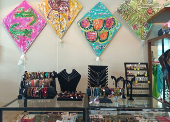 Con una paleta vibrante y colorida, el artista oaxaqueño Raúl Ramírez destaca la belleza de la cotidianidad