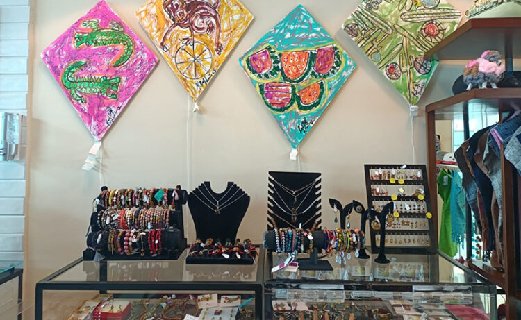 Con una paleta vibrante y colorida, el artista oaxaqueño Raúl Ramírez destaca la belleza de la cotidianidad