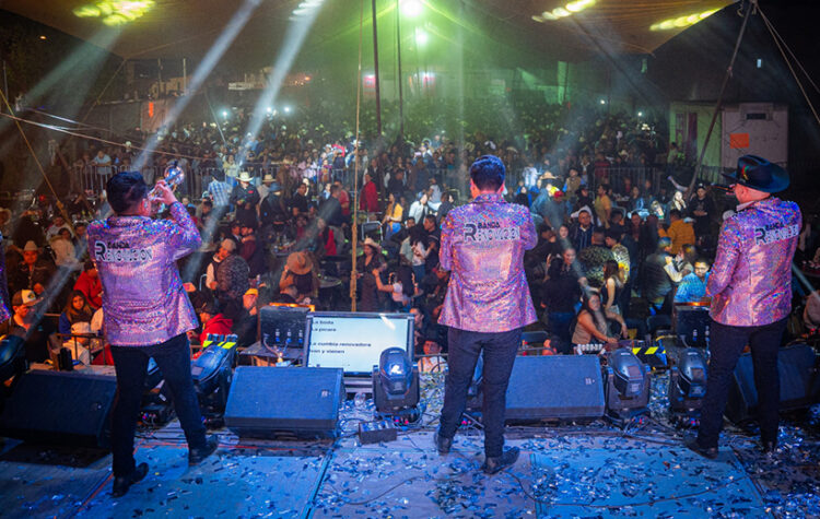 Banda Renovación hace vibrar a la Ciudad de México