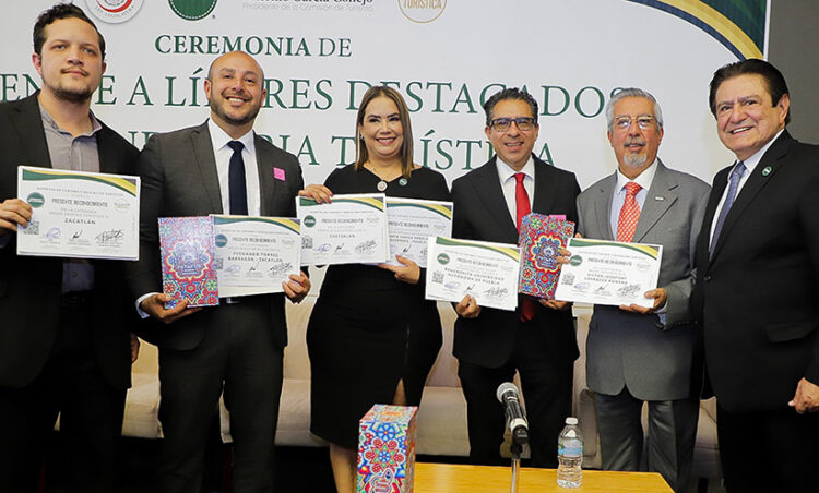 Nombran “Expertos en Turismo” a Marta Ornelas como mejor secretaria del ramo