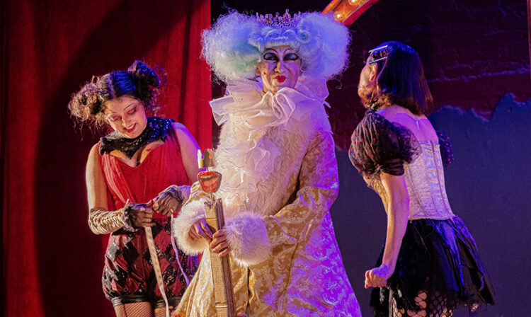 Continúa el éxito de la corta temporada de Cabaret de Diez: “¡MUAK! El país de los besos en abonos chiquitos”