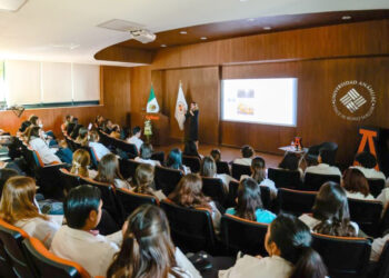 Alumnos de la Anáhuac Puebla reciben conferencia  sobre VIH e Inmunonutrición con ponente internacional