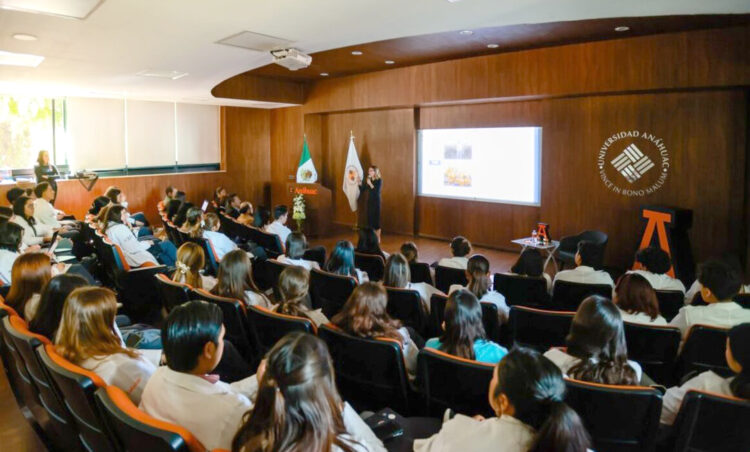 Alumnos de la Anáhuac Puebla reciben conferencia  sobre VIH e Inmunonutrición con ponente internacional