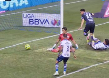 Carbajal se hunde con un último descalabro ante Gallos al son de 2-0