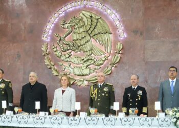 En Oriental, AMLO y Sergio Salomón presiden Ceremonia por Día del Ejército Mexicano