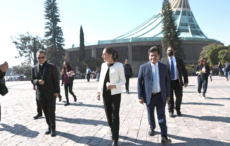 Claudia Sheinbaum entrega rosa de plata bendecida por el Papa Francisco a la Basílica de Guadalupe