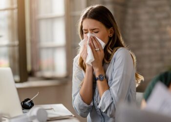 Contaminación y cambio de estación, factores que aumentan las alergias en México
