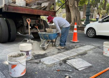 Ayuntamiento repara lajas dañadas en la Juan de Palafox