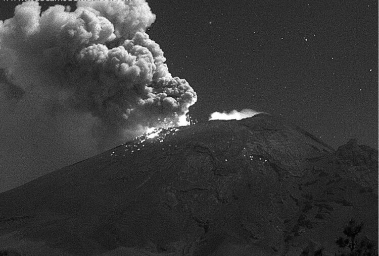 Intensa actividad de Don Goyo con emisión de lava y ceniza durante noche-madrugada