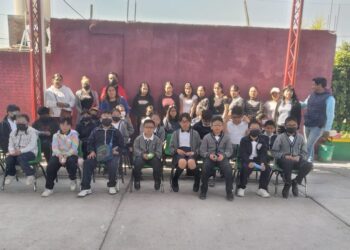 Gestionan entrega de lentes a estudiantes