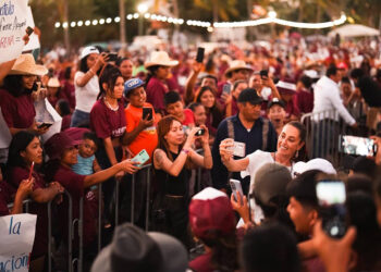 Claudia Sheinbaum se compromete en Huatulco, Oaxaca, a que no habrá regresión