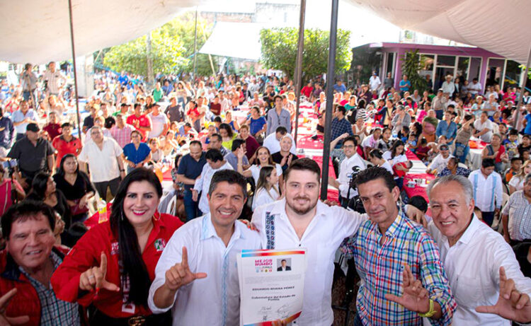 Lalo Rivera recibe constancia como candidato a la Gubernatura de Puebla