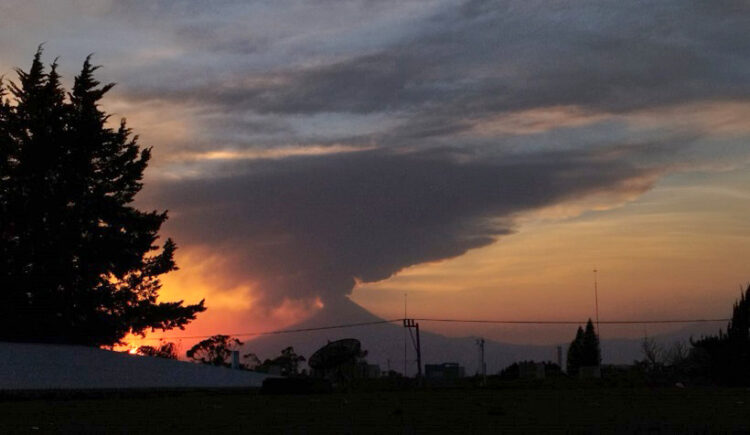 Don Goyo sigue lanzando ceniza y en fase Amarillo 2