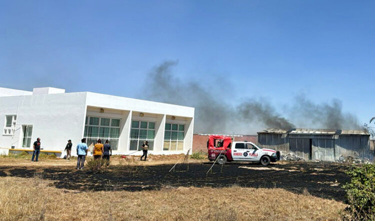 Controlan a tiempo incendio en inmediaciones de Hospital de Tepeaca