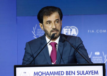 Acusan a Sulayem de pedir a comisarios no sancionar a Alonso en Yeda