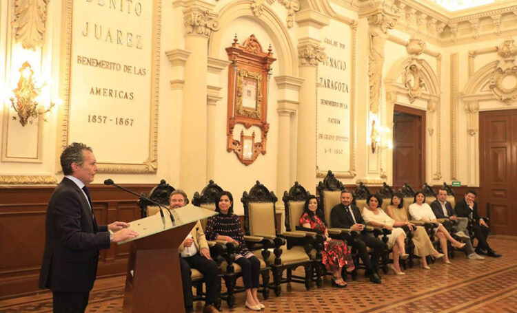 Ayuntamiento reconoce trabajo de Alberto Peláez con entrega de la Cédula Real de Puebla
