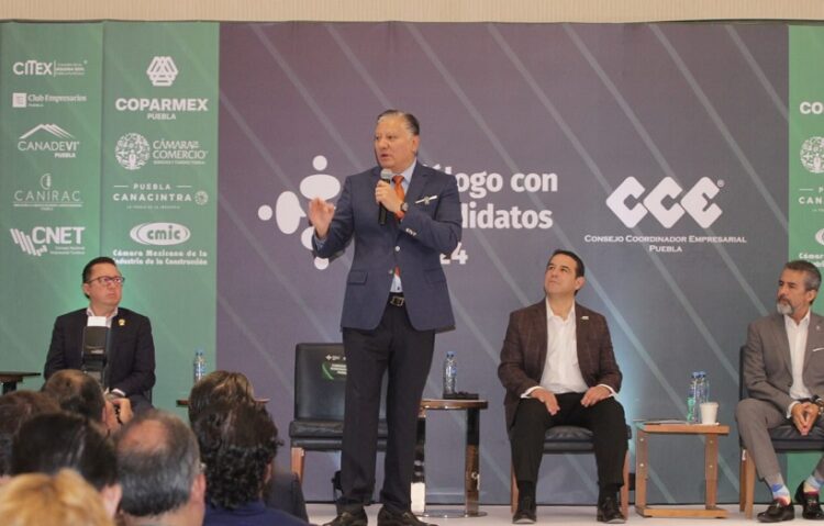 Fernando Morales firma compromisos con empresarios del CCE para el futuro de Puebla