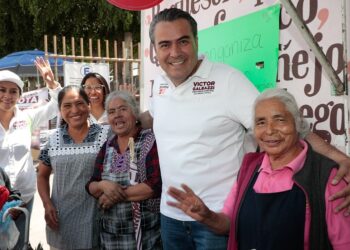 Victor Galeazzi visita puerta por puerta a los vecinos de Tlaxcalancingo