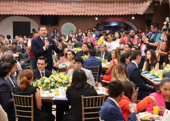 Becas para acumular experiencia laboral propone Armenta a jóvenes
