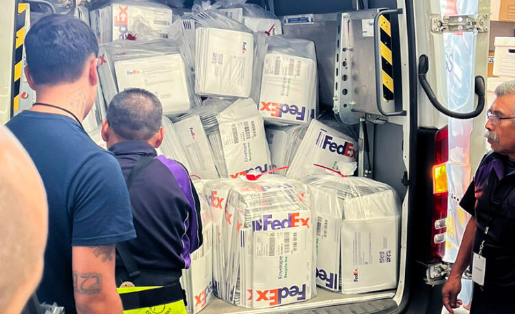 Acude IEE al proceso de integración y envío de paquetes electorales postales al extranjero