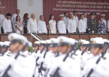 Acompaña Céspedes Peregrina a AMLO a emotiva ceremonia del 110º Aniversario de la Defensa del Puerto de Veracruz