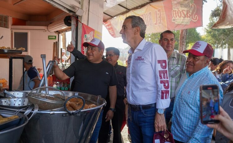 Pepe Chedraui realiza caminata por el Fraccionamiento Los Cipreses