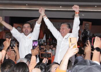Fer Morales y Jorge Máynez pintan a San Martín Texmelucan de naranja