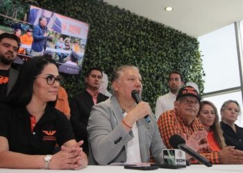Fer Morales presenta propuestas de campaña ante medios de comunicación