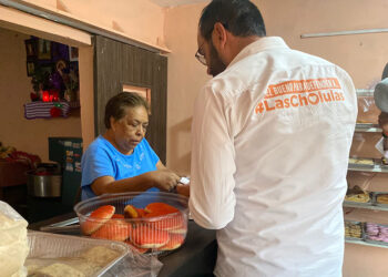 Ramón Fernández escucha problemáticas de los vecinos de San Pedro Cholula